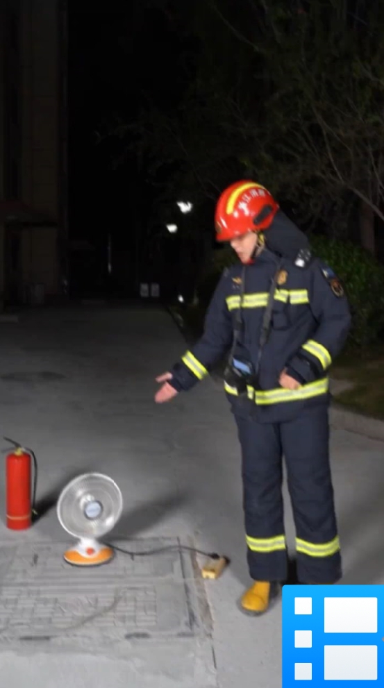 消防实验告诉你使用电暖器务必远离易燃可燃物